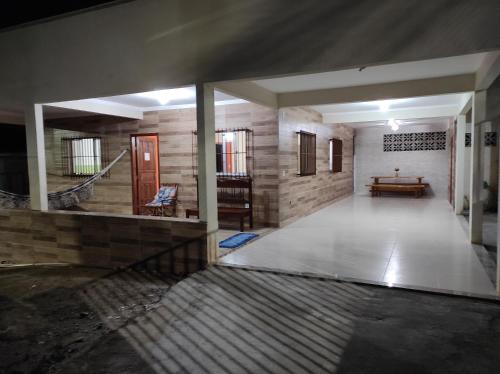 瓜拉派瑞Casa em Guarapari, próximo a praia do morro的走廊上设有桌子和长凳