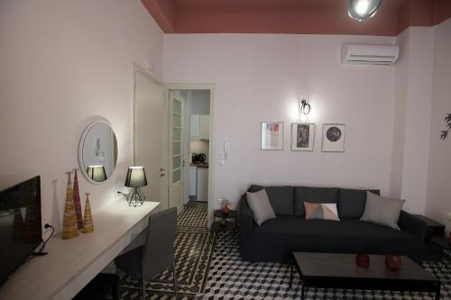 海若克利欧Elegant apartment in the heart of Heraklion的客厅配有沙发和桌子