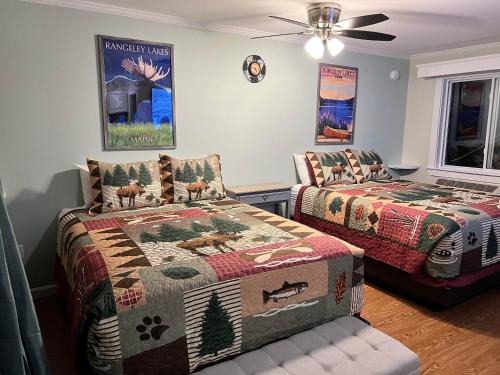 兰奇利Rangeley Town & Lake的一间卧室配有两张床和吊扇