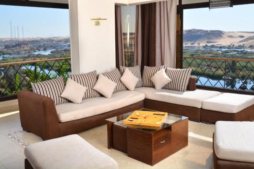 阿斯旺ASWAN NILE PALACE (swimming pool-rooftop-Nile view)的客厅配有两张沙发和一张桌子