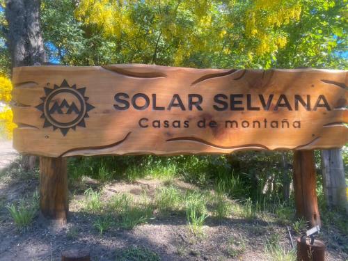 拉安戈斯图拉镇Solar Selvana - Casas de montaña的太阳落山标志