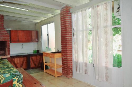 伊图萨因戈Dona Monica的厨房设有砖墙和窗户