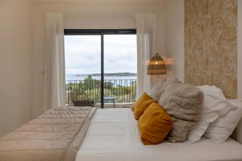 卡尔热斯Casa Marina Cargèse的一间卧室设有一张床,享有海景