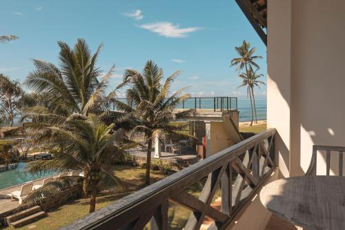 韦利格默Naomi Beach Resort - Adults only的享有海滩和海洋美景的阳台。