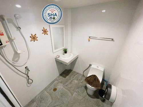 奈扬海滩Naiyang Seaview Place Resort的白色的浴室设有卫生间和水槽。