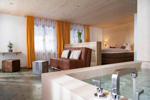 劳特布龙嫩希尔伯亨酒店的客房内的浴室设有床和水槽