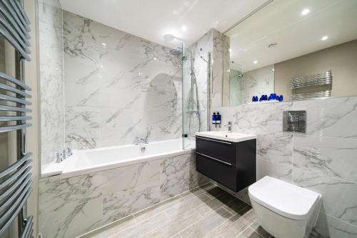 奥赫特拉德The Pines - Stunning 3 Bedroomed Apartment, Gleneagles的带浴缸、卫生间和盥洗盆的浴室