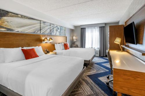 萨尼亚萨尼亚康福特茵酒店的酒店客房设有两张床和一台平面电视。
