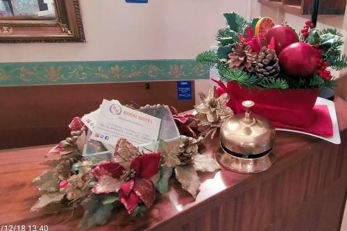 罗马Rossi Hotel的一张带圣诞装饰的桌子和蜡烛