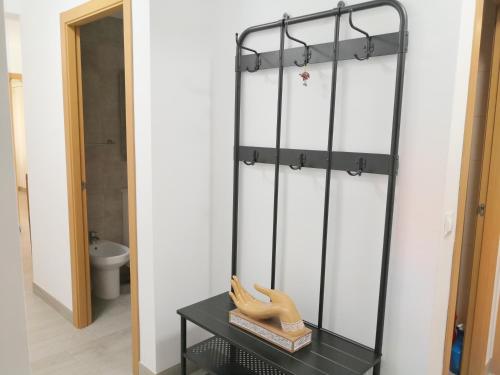 马拉加confortable y luminoso piso 5 camas, parking gratis的浴室设有黑色桌子上的镜子