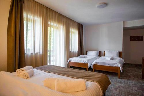 弗拉西克Hotel Villa Ugar Vlašić的酒店客房设有两张床和窗户。