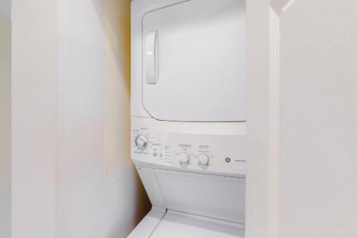 贝瑟尼滩Villas of Bethany West -- 722C Treetop的客房内的白色洗衣机和烘干机