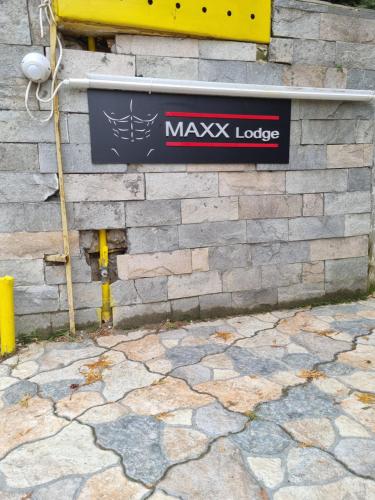巴克乌MAXX Lodge的砖楼边的标志