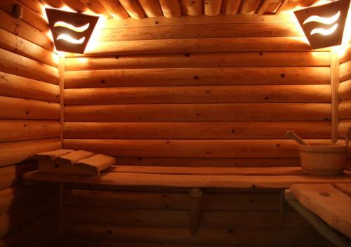 Białka TatrzanskaDW Pod Jaworami - relaks w SPA - jacuzzi, sauna na wyłączność的木墙上有两个灯的桑拿