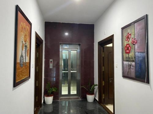 蒂鲁帕蒂OM SRINIVASA - TRULY HOMESTAY的建筑墙上的走廊上挂有绘画作品