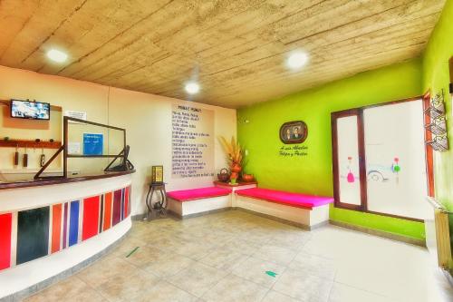 乌玛瓦卡乌玛瓦卡穆内酒店的一间拥有粉红色和绿色墙壁的等候室