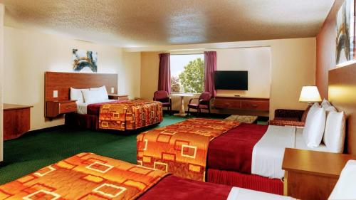 威斯康星戴尔大侯爵水上乐园套房酒店的酒店客房设有两张床和电视。