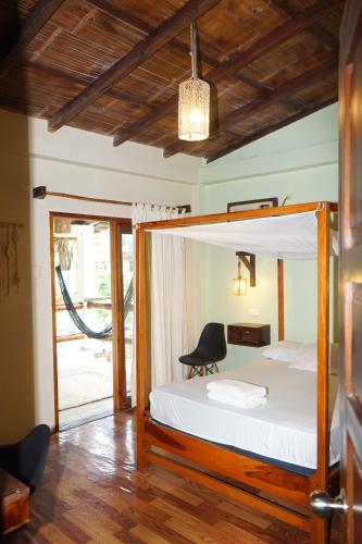 蒙塔尼塔Sapa Inka的一间卧室配有一张床和一把椅子