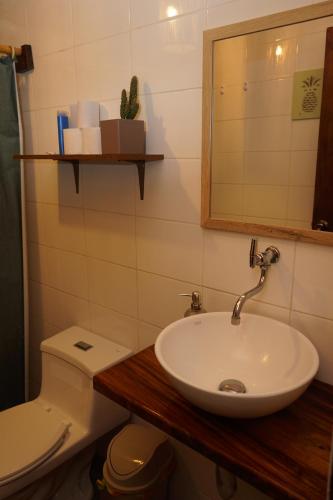 蒙塔尼塔Sapa Inka的一间带水槽和卫生间的浴室