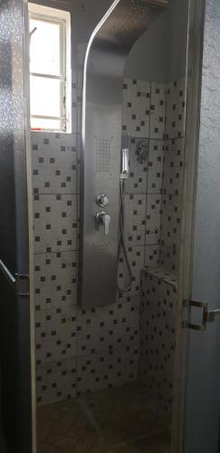 ArimaSignature comfort的带淋浴、水槽和窗户的浴室