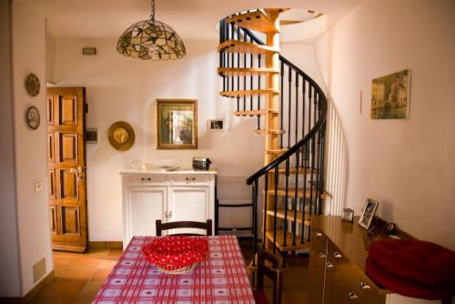 内索杜尔梅兹旅馆的一间带桌子和螺旋楼梯的用餐室