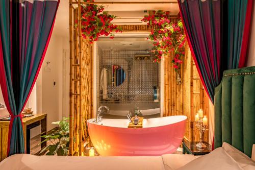 河内Mai Hotel的浴缸位于带镜子的房间内