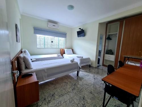 乌贝拉巴弗罗儿米纳斯酒店的客厅配有床和沙发