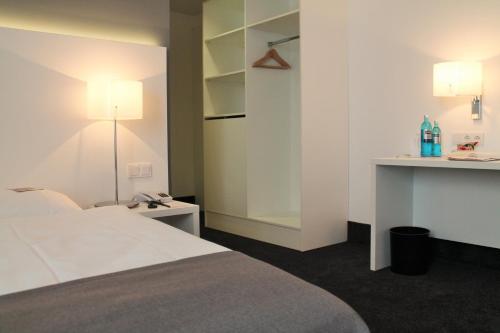 杜塞尔多夫/拉廷根瑞拉克萨酒店机场店客房内的一张或多张床位