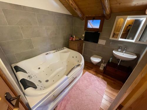 LeonticaCHALET ARMONIOSO的带浴缸和盥洗盆的大浴室