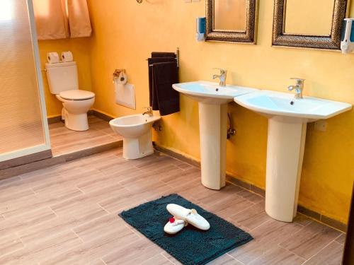 马拉喀什Villa Kesh Evasion Marrakech的一间带两个盥洗盆和卫生间的浴室