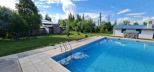 马拉圭El Fortin的一座带房子的庭院内的大型游泳池