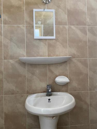 亚喀巴City Center Hostel的浴室设有水槽和墙上的镜子