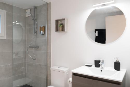 圣布里厄Bel appartement idéalement placé Saint-Brieuc, wifi, parking gratuit的带淋浴、盥洗盆和镜子的浴室