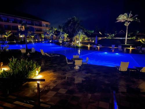 塔曼达雷Eco Resort Praia dos Carneiros ao lado da Igrejinha !的夜间大型游泳池,灯光照亮