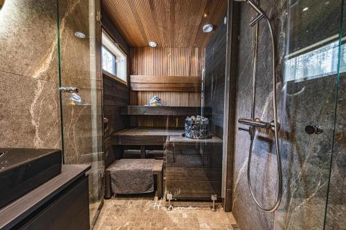 列维Levin Hurma的带淋浴和玻璃淋浴间的浴室