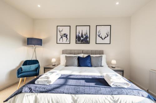谢菲尔德Cosy, Exclusive, Sheffield House near Peak District by Ark SA的一间卧室配有一张床和一张蓝色椅子