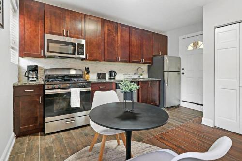 Delightful 1BR Apartment in Ravenswood - Ashland BW的厨房或小厨房