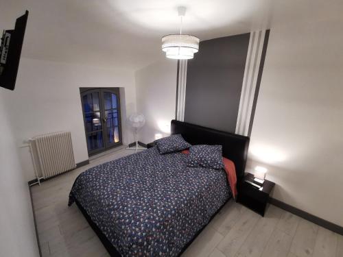洛特河畔的维伦纽夫Appartement cosy entièrement équipé的一间卧室配有带枕头的床