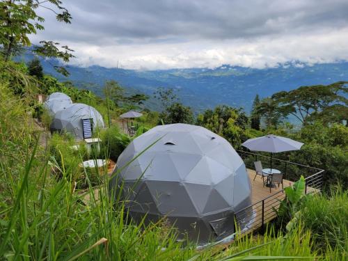 TenaSolaris Glamping Exclusive的草顶帐篷享有美景