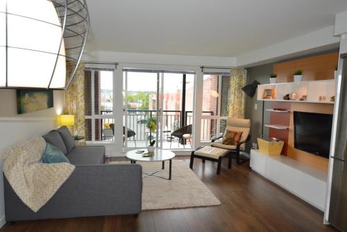 维多利亚海港微风公寓的客厅配有沙发和桌子