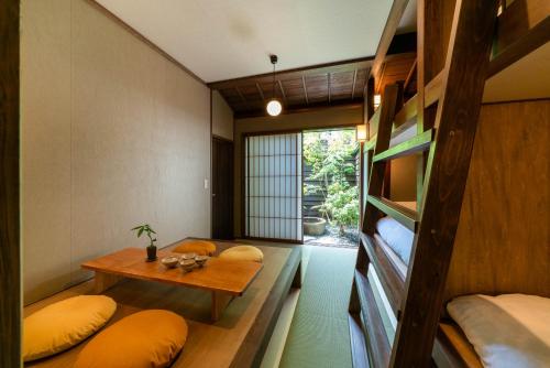 金泽西玖旅馆的客房设有两张床和一张带枕头的桌子。