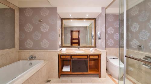 台北台北汉普顿酒店的带浴缸、盥洗盆和卫生间的浴室