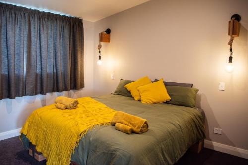 努盖特角The Salty Bushman B&B的一间卧室配有一张床,上面有两条毛巾