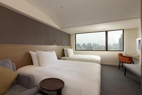 台北老爷会馆台北林森 – 华山文创园区的酒店客房,设有两张床和一张沙发