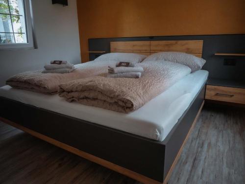 MuraltoStalder Meat & Bed的一张配有白色床单和毛巾的大床