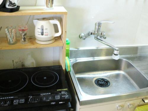 高知播磨屋旅馆 的厨房水槽旁边设有搅拌机