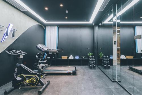 徐州徐州市政府亚朵酒店的健身房设有跑步机和健身自行车