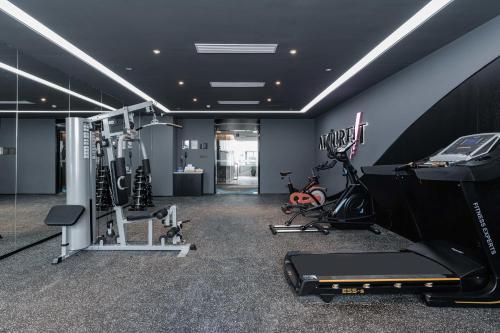 苏州苏州工业园区东沙湖亚朵酒店的健身房,配有跑步机和健身器材