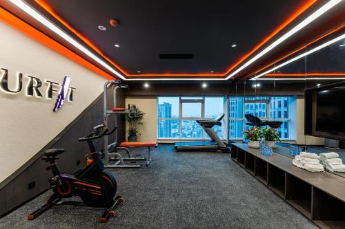 徐州徐州云龙CBD亚朵酒店的大楼内带跑步机和健身器材的健身房