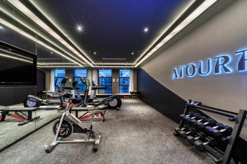 桐乡桐乡庆丰南路亚朵酒店的一间健身房,里面配有跑步机和机器